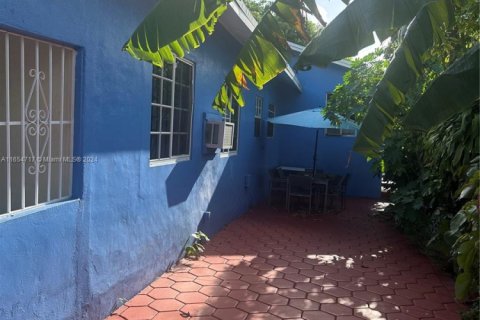 Casa en alquiler en Miami, Florida, 3 dormitorios, 222.41 m2 № 1929506 - foto 3