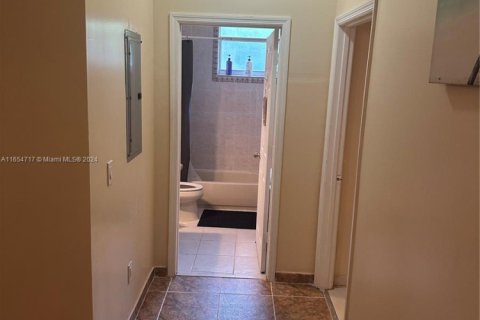 Casa en alquiler en Miami, Florida, 3 dormitorios, 222.41 m2 № 1929506 - foto 19