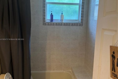 Casa en alquiler en Miami, Florida, 3 dormitorios, 222.41 m2 № 1929506 - foto 18