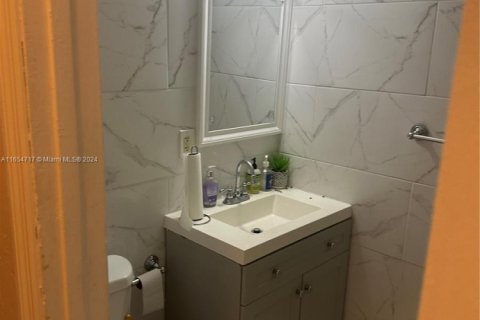 Casa en alquiler en Miami, Florida, 3 dormitorios, 222.41 m2 № 1929506 - foto 8