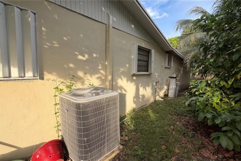 House in Miami, Florida 4 bedrooms, 152.36 sq.m. № 1996068 - photo 5