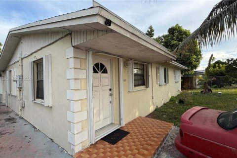 House in Miami, Florida 4 bedrooms, 152.36 sq.m. № 1996068 - photo 4