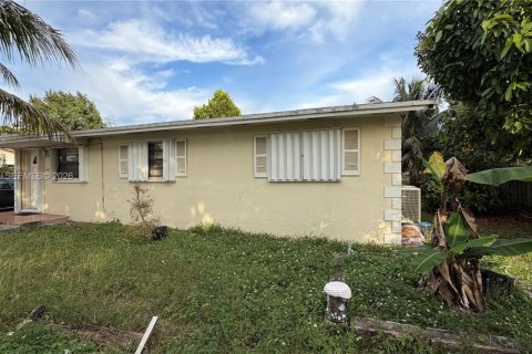House in Miami, Florida 4 bedrooms, 152.36 sq.m. № 1996068