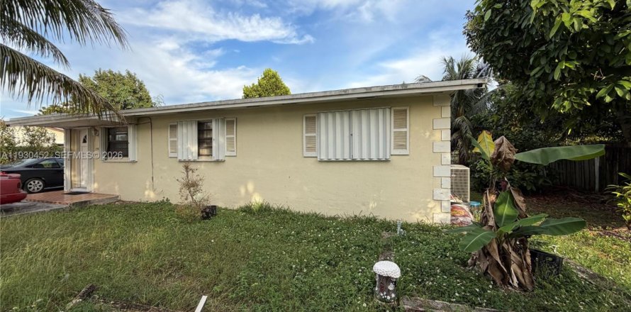 House in Miami, Florida 4 bedrooms, 152.36 sq.m. № 1996068