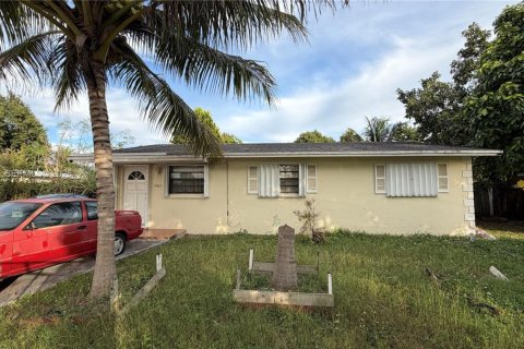 House in Miami, Florida 4 bedrooms, 152.36 sq.m. № 1996068 - photo 2