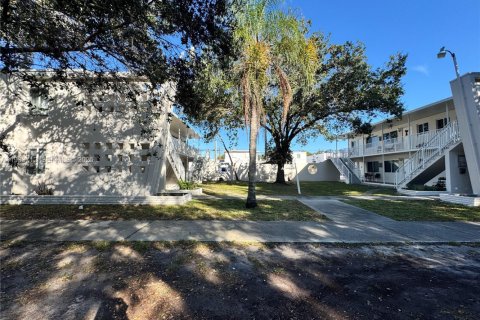 Apartment in Miami Springs, Florida 1 bedroom, 622.07 sq.m. № 2035371 - photo 7