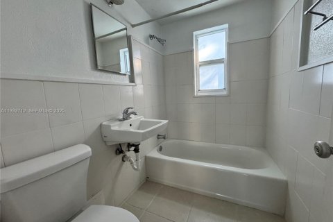 Apartment in Miami Springs, Florida 1 bedroom, 622.07 sq.m. № 2035371 - photo 16