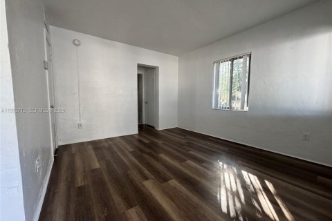 Apartment in Miami Springs, Florida 1 bedroom, 622.07 sq.m. № 2035371 - photo 13