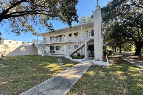 Apartment in Miami Springs, Florida 1 bedroom, 622.07 sq.m. № 2035371 - photo 9