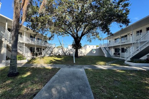 Apartment in Miami Springs, Florida 1 bedroom, 622.07 sq.m. № 2035371 - photo 8