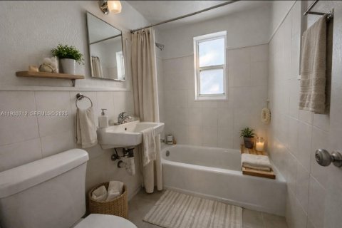 Apartment in Miami Springs, Florida 1 bedroom, 622.07 sq.m. № 2035371 - photo 2