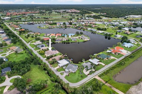 House in Lake Suzy, Florida 4 bedrooms, 416.76 sq.m. № 1915582 - photo 2