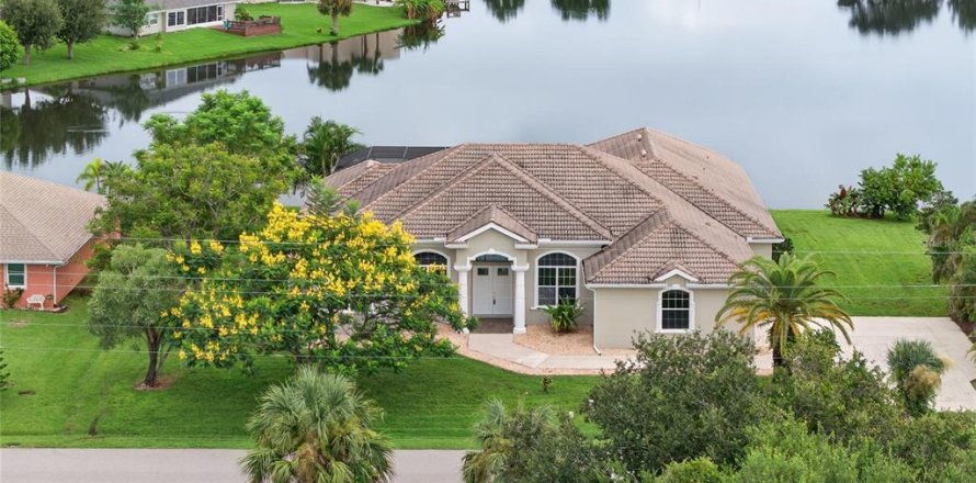 House in Lake Suzy, Florida 4 bedrooms, 416.76 sq.m. № 1915582