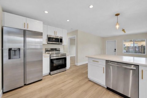 Propiedad comercial en venta en Fort Lauderdale, Florida, 104.05 m2 № 2030572 - foto 2