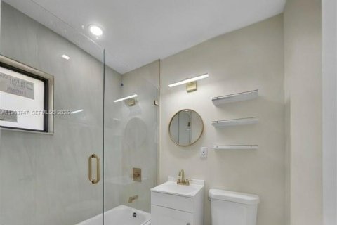 Propiedad comercial en venta en Fort Lauderdale, Florida, 104.05 m2 № 2030572 - foto 7