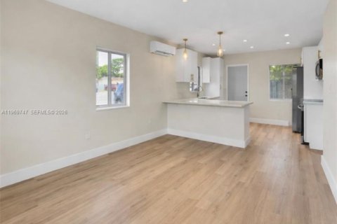 Propiedad comercial en venta en Fort Lauderdale, Florida, 104.05 m2 № 2030572 - foto 4