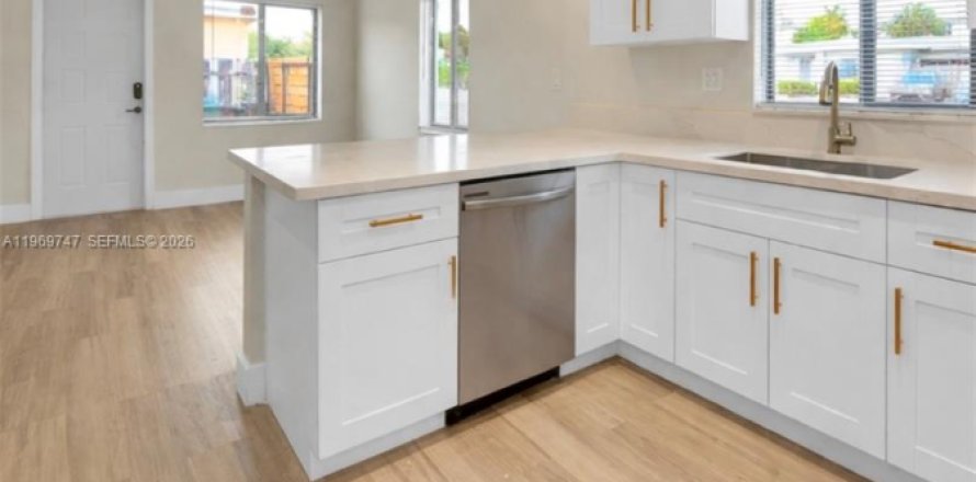 Propiedad comercial en Fort Lauderdale, Florida 104.05 m2 № 2030572