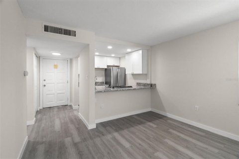 Condominio en venta en Treasure Island, Florida, 1 dormitorio, 61.22 m2 № 2098099 - foto 15