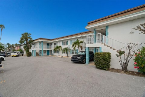 Condominio en Treasure Island, Florida, 1 dormitorio  № 2098099