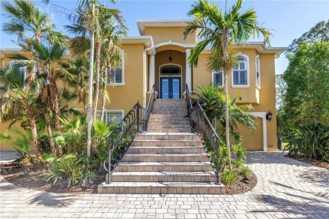 House in Tarpon Springs, Florida 4 bedrooms, 333.33 sq.m. № 1665756 - photo 1