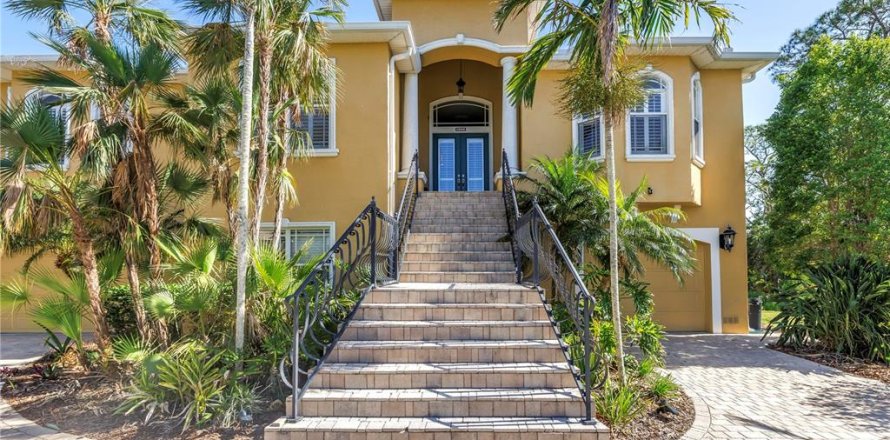 House in Tarpon Springs, Florida 4 bedrooms, 333.33 sq.m. № 1665756