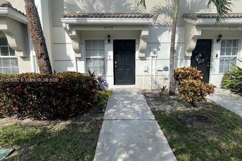 Снять в аренду таунхаус в Уэст-Палм-Бич, Флорида 2 спальни, 93.65м2, № 1974004 - фото 1