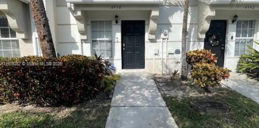 Таунхаус в Уэст-Палм-Бич, Флорида 2 спальни, 93.65м2 № 1974004