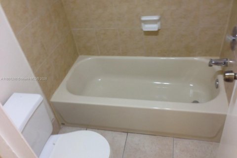 Condo in Lauderhill, Florida, 1 bedroom  № 1753962 - photo 14