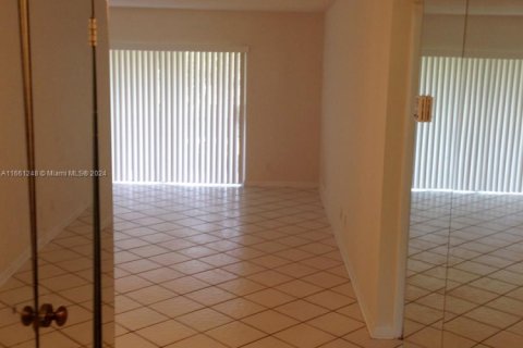 Condo in Lauderhill, Florida, 1 bedroom  № 1753962 - photo 5