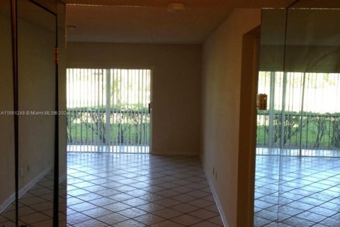 Condo in Lauderhill, Florida, 1 bedroom  № 1753962 - photo 6