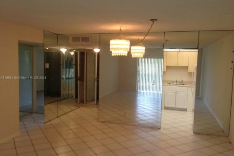 Condo in Lauderhill, Florida, 1 bedroom  № 1753962 - photo 3