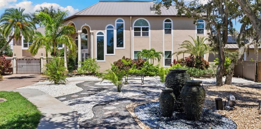 House in Clearwater, Florida 8 bedrooms, 733.93 sq.m. № 1847141
