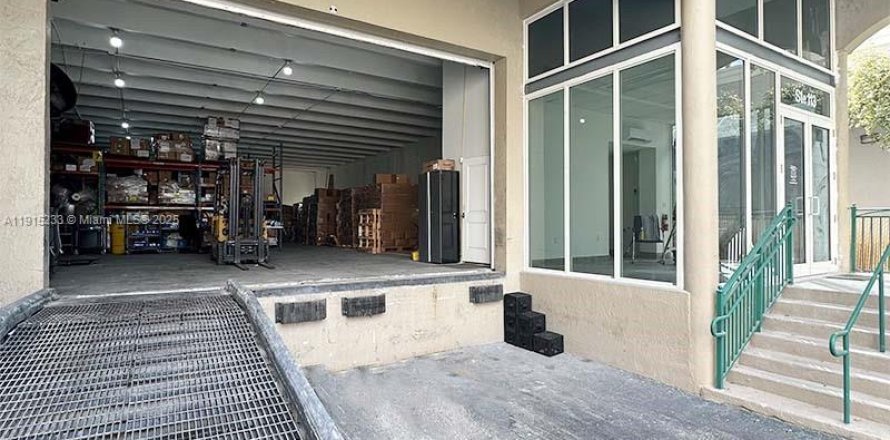 Commercial property in Doral, Florida № 1971405