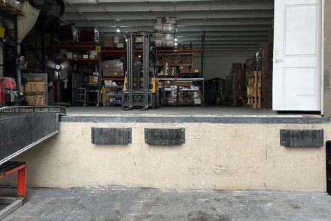 Commercial property in Doral, Florida № 1971405 - photo 5
