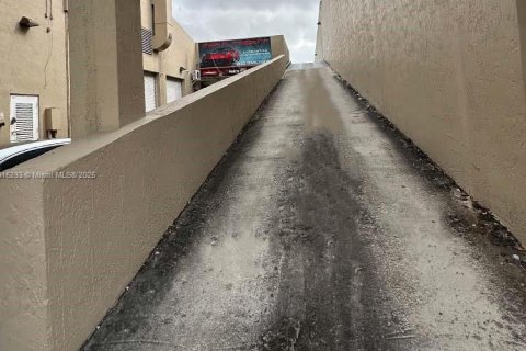 Commercial property in Doral, Florida № 1971405 - photo 30