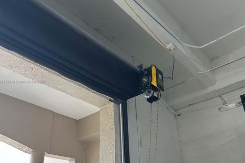 Commercial property in Doral, Florida № 1971405 - photo 9