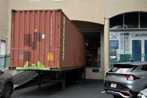 Commercial property in Doral, Florida № 1971405 - photo 8