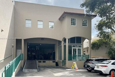 Commercial property in Doral, Florida № 1971405 - photo 2