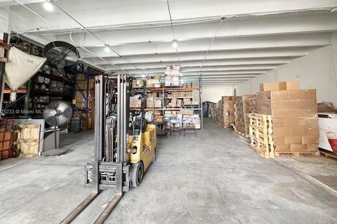 Commercial property in Doral, Florida № 1971405 - photo 18