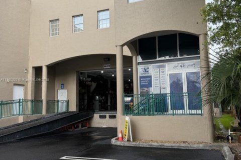 Commercial property in Doral, Florida № 1971405 - photo 3