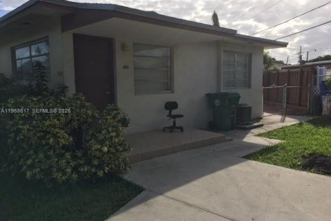 Villa ou maison à louer à Miami, Floride: 2 chambres, 123.75 m2 № 2029853 - photo 2