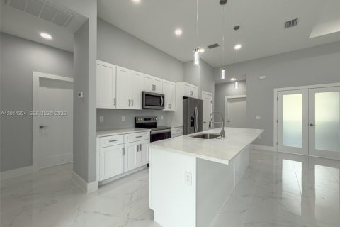 House in Lehigh Acres, Florida 3 bedrooms, 159.51 sq.m. № 2076100 - photo 4