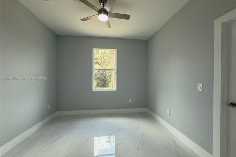 House in Lehigh Acres, Florida 3 bedrooms, 159.51 sq.m. № 2076100 - photo 18