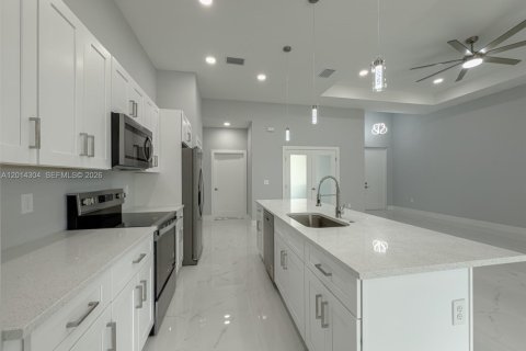 House in Lehigh Acres, Florida 3 bedrooms, 159.51 sq.m. № 2076100 - photo 6