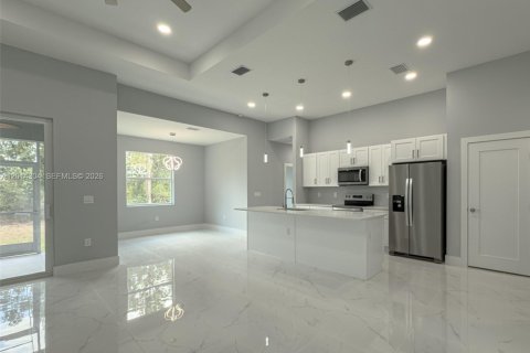 House in Lehigh Acres, Florida 3 bedrooms, 159.51 sq.m. № 2076100 - photo 7