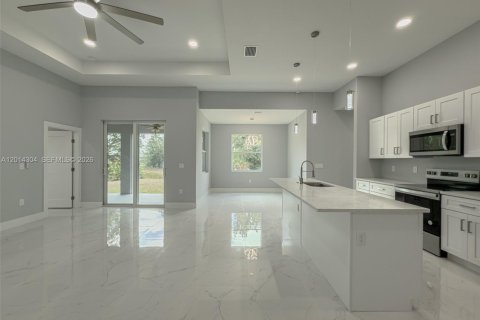House in Lehigh Acres, Florida 3 bedrooms, 159.51 sq.m. № 2076100 - photo 2