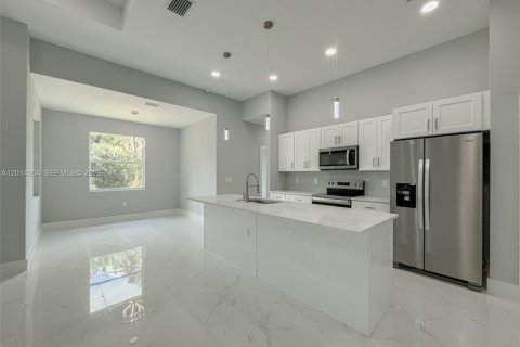 House in Lehigh Acres, Florida 3 bedrooms, 159.51 sq.m. № 2076100 - photo 5