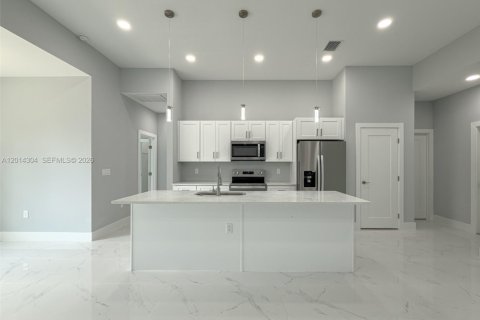House in Lehigh Acres, Florida 3 bedrooms, 159.51 sq.m. № 2076100 - photo 3
