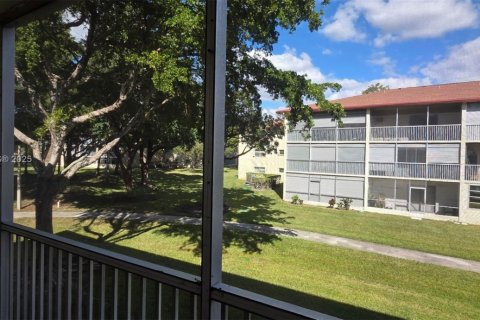 Condo in Pembroke Pines, Florida, 1 bedroom № 1954998 - photo 25