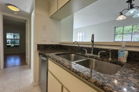 Condo in Palm Harbor, Florida, 2 bedrooms № 2217155 - photo 9